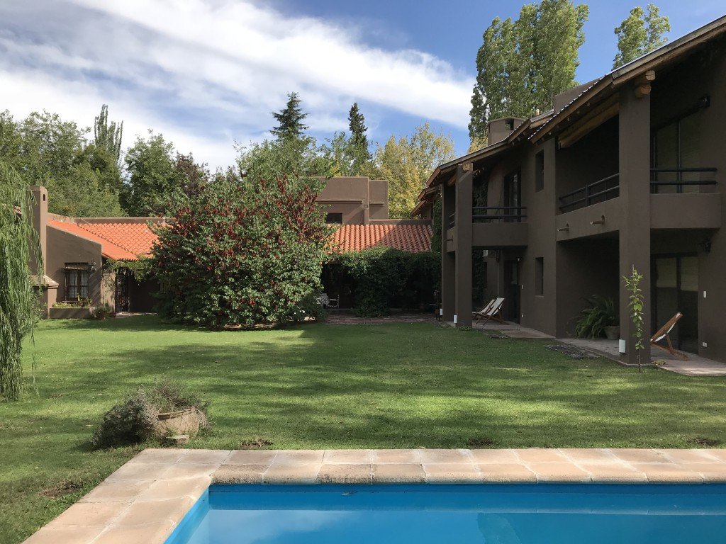 Jardín y fachada de Casa Lopez